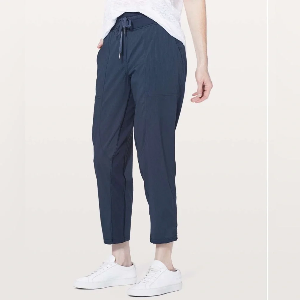 Lululemon On The Fly Pant Size 8 Navy 25” Cropped Pull On Work Travel